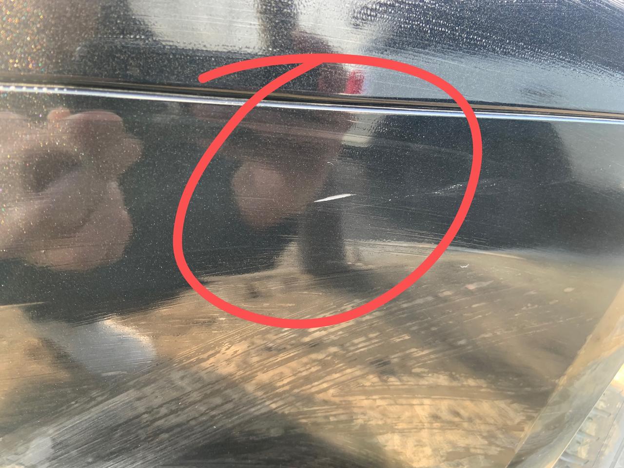凯迪拉克CT5 晚上倒车撞上了灌木丛，把右后轮附近划伤了，这种划痕严重吗，底漆伤到了吗？补漆笔能否修复