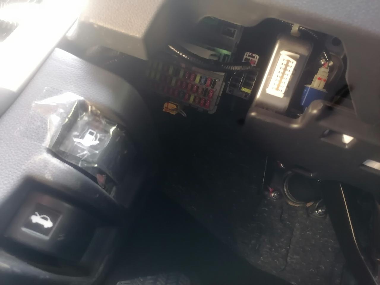 本田CR-V 主驾驶油箱开关旁边这里是不是缺少个盖板了？还是说都是这种？