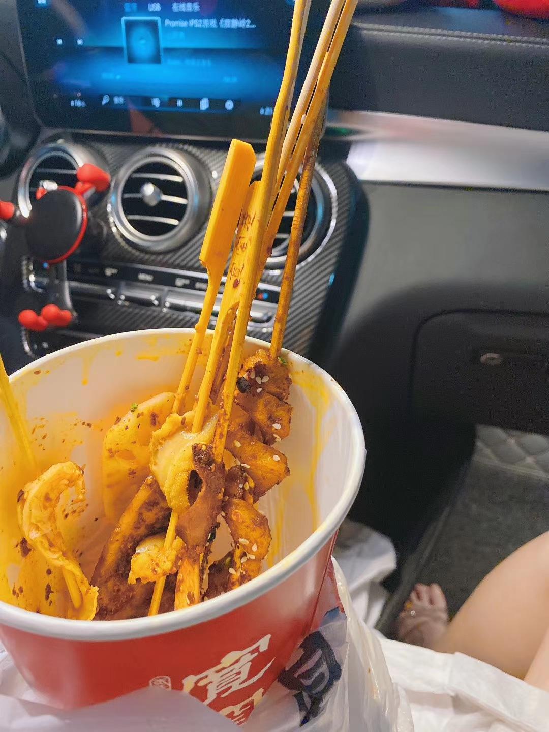 奔驰C级 朋友们帮我看看都这是什么车，在线等，挺急的。