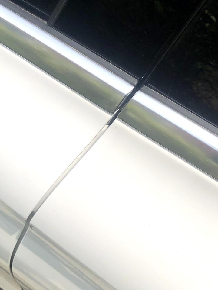 奔驰C级 奔驰门缝那么大正常吗今天才发现看别的车严丝合缝的奔驰裂缝好大