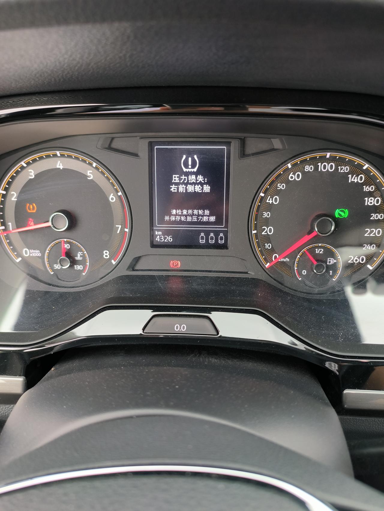 大众宝来 今天报了右前轮胎压故障码，然后去查看 不是4s店，检测其他三个轮胎胎压3.0，右前轮2.6，这是正常的吗。然后