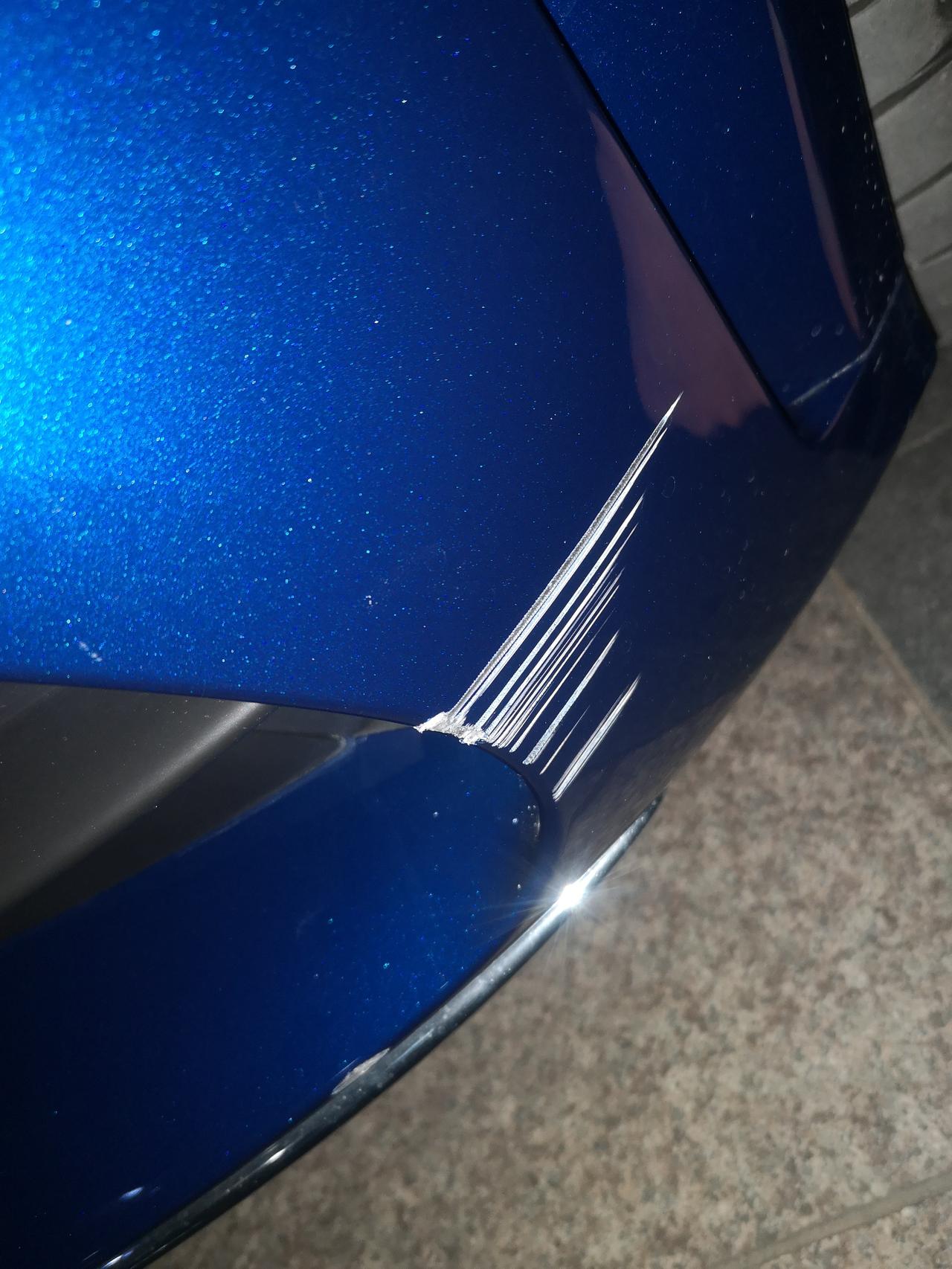 奔驰C级 C260旅行版，左保险杠刮了，这个喷漆可以修复吗还是必须要换保险杠？喷漆的话需要多少钱？