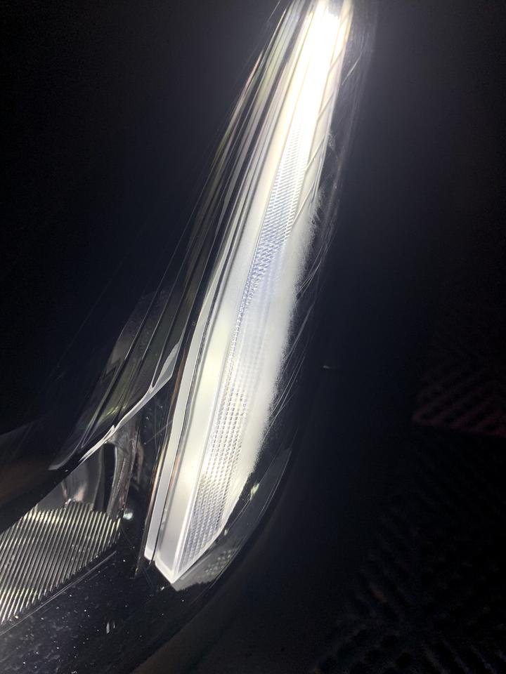 凯迪拉克CT5 洗车突然发现一侧大灯内侧有轻微水雾，这算正常吗？