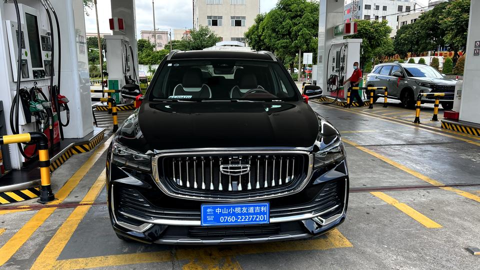 问一下大家车已经提回来了这个临时车牌要不要贴在挡风玻璃上呢，还有有什么推荐的星越L的配件嘛？已经有的是4s店送的地毯，灭