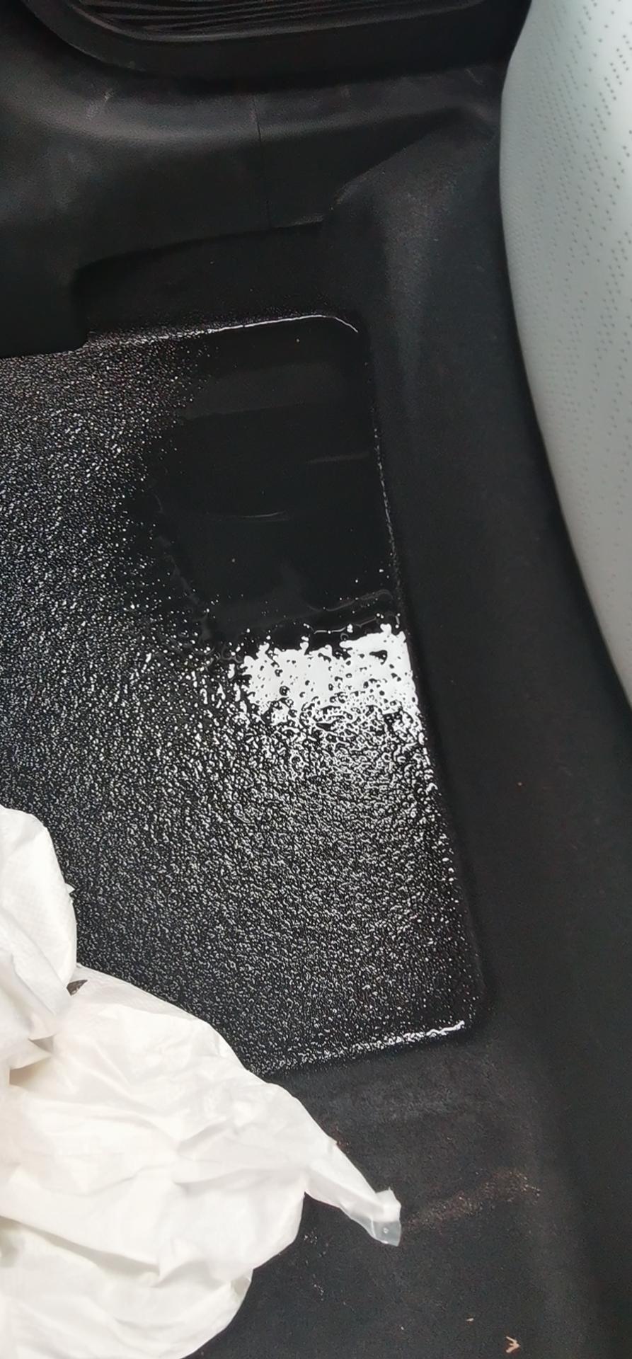 吉利星瑞 后排有水怎么解决，销售说报保险，一号的时候开高速大暴雨，到现在没发动过车，今天中午拆脚垫的泥沙出来发现有水，停