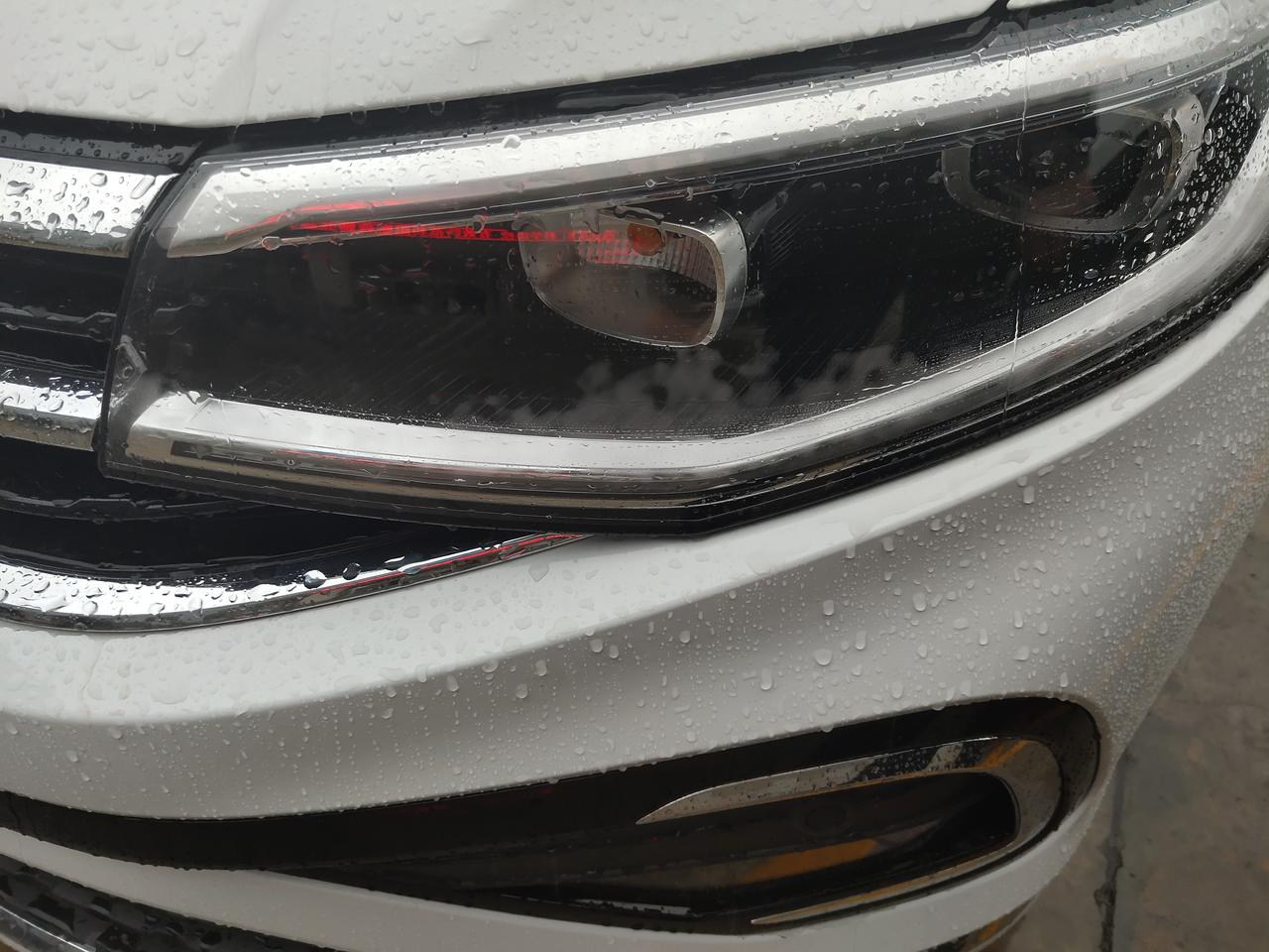 大众宝来 为啥我昨天买的车，今天下雨车灯就起雾了，是进水了吗。咨询了售后给我的回答是:关于大灯起雾，是因为大灯温度高，钠
