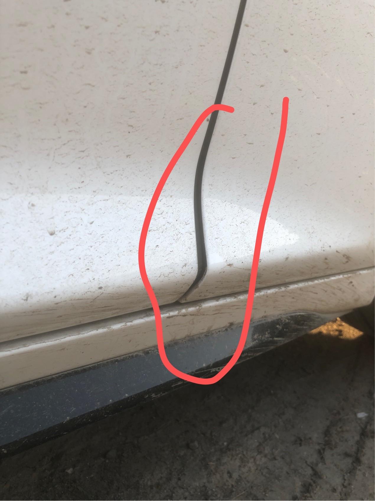 凯迪拉克CT5 20款的车，19年产的车，领先运动款。两侧翼子板间隙过大，去4S店了帮我调了一下，说是装配工艺的问题。但
