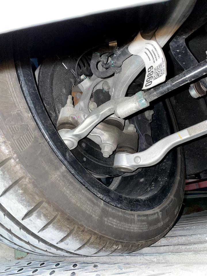 凯迪拉克CT5 我这球头是不是漏油啊第一张照片是提车3个月，后面两张是最近拍的，距提车9个月