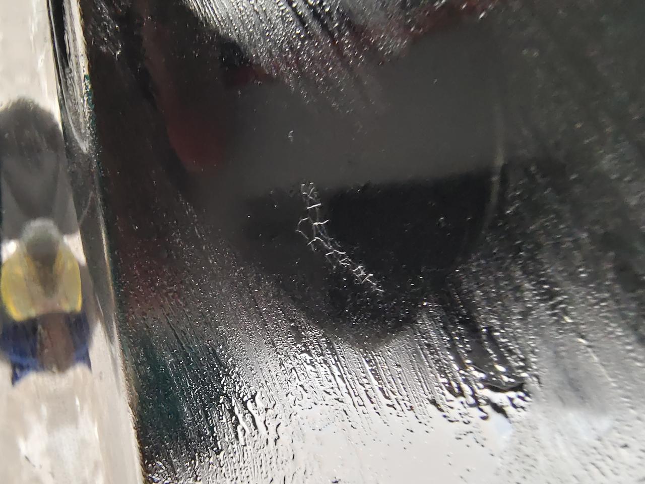 大众帕萨特 上次朋友喝醉酒不小心吐到车子外面的漆面上了，回家后碰上疫情没能处理，过了十天左右，那个脏的地方怎么都擦不掉，