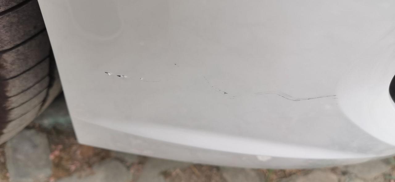 大众速腾 停在车位被刮，简直哔了G，求问圈友们应该咋处理，好像还挺深