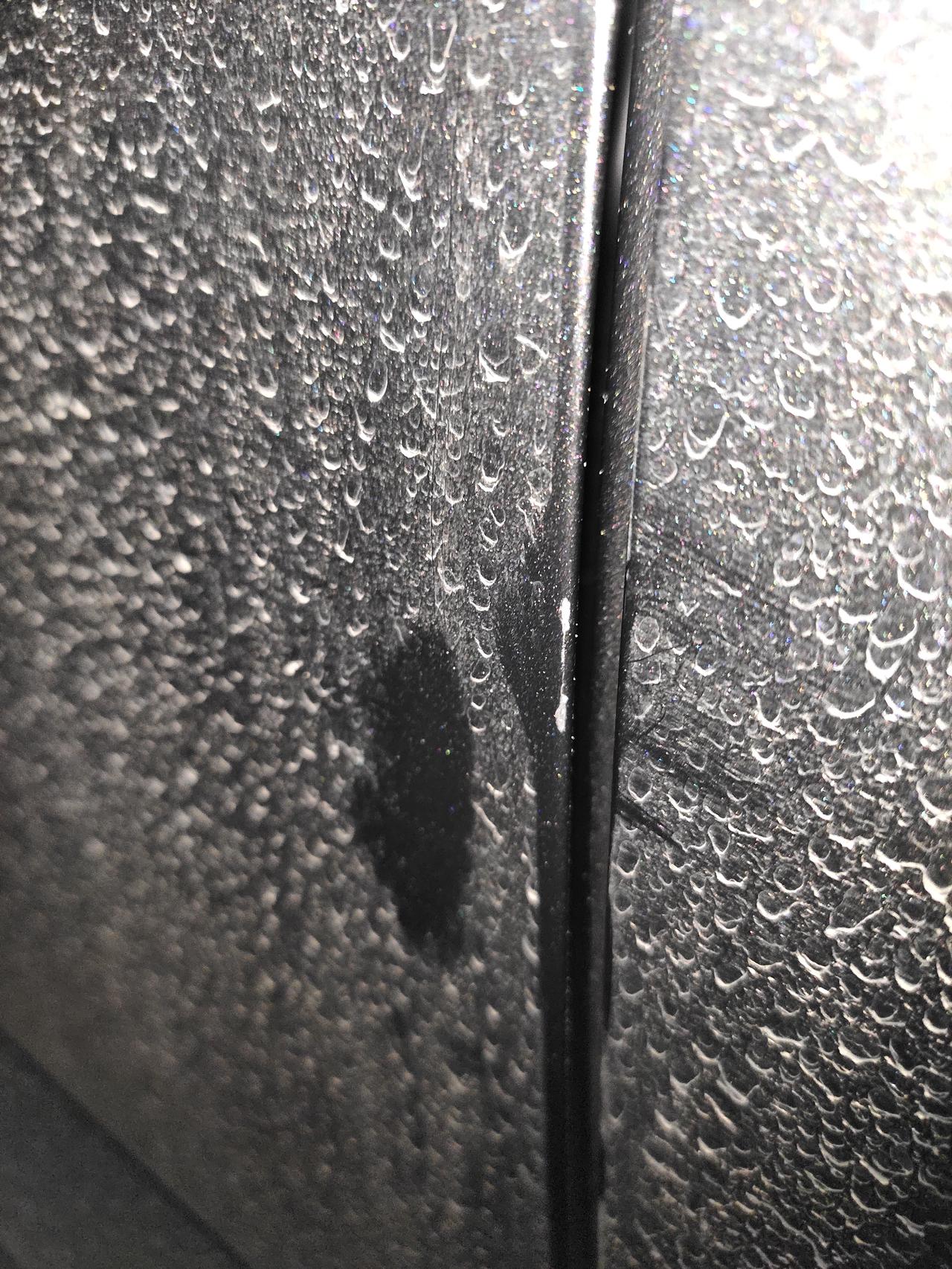 大众速腾 今天开车门碰到墙体  车门边缘出露白 怎么处理才好？ 会不会生锈？