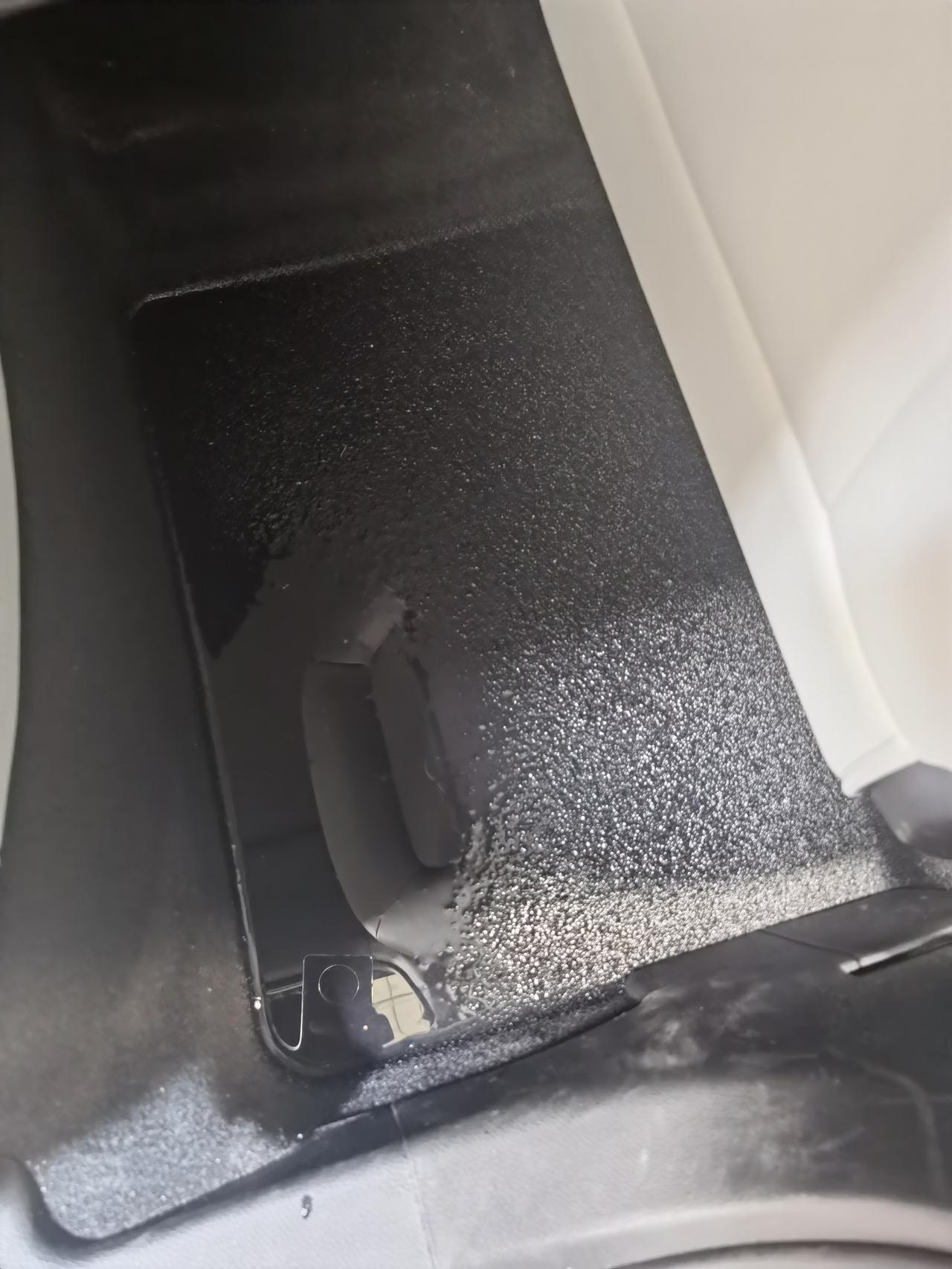 吉利星瑞 后排有水怎么解决，销售说报保险，一号的时候开高速大暴雨，到现在没发动过车，今天中午拆脚垫的泥沙出来发现有水，停
