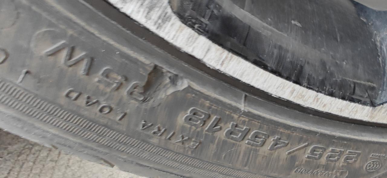 领克03固特异Eagle F1 225/45R18轮胎 侧胎有两个坑。咨询了两三个修车行有说轮胎没用了要换胎，有说不影响