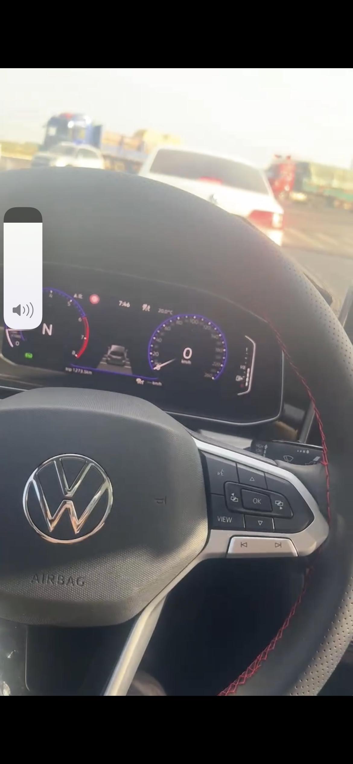 大众速腾 中控屏幕黑屏，自动驻车不管用，新车40天出现这种故障，麻烦问下懂行的友友如何解决？你们有没有遇到过同样问题？