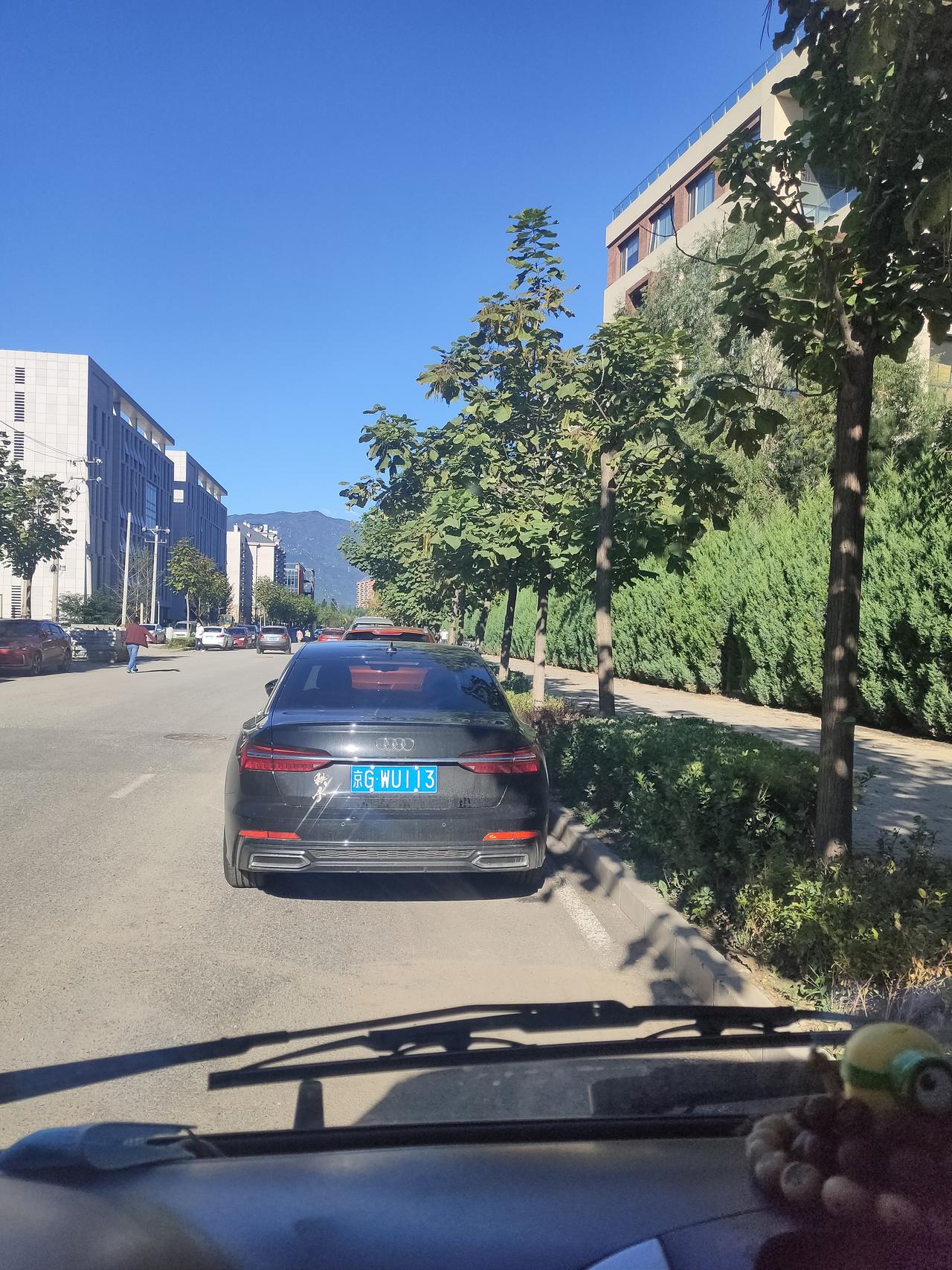 奥迪A6L 是奥迪什么车呀 是a6还是a8呀 ？多少钱呐 油耗高不高能 不能买一辆玩玩儿 ？