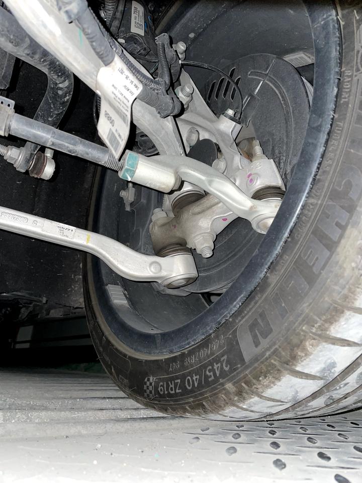 凯迪拉克CT5 我这球头是不是漏油啊第一张照片是提车3个月，后面两张是最近拍的，距提车9个月