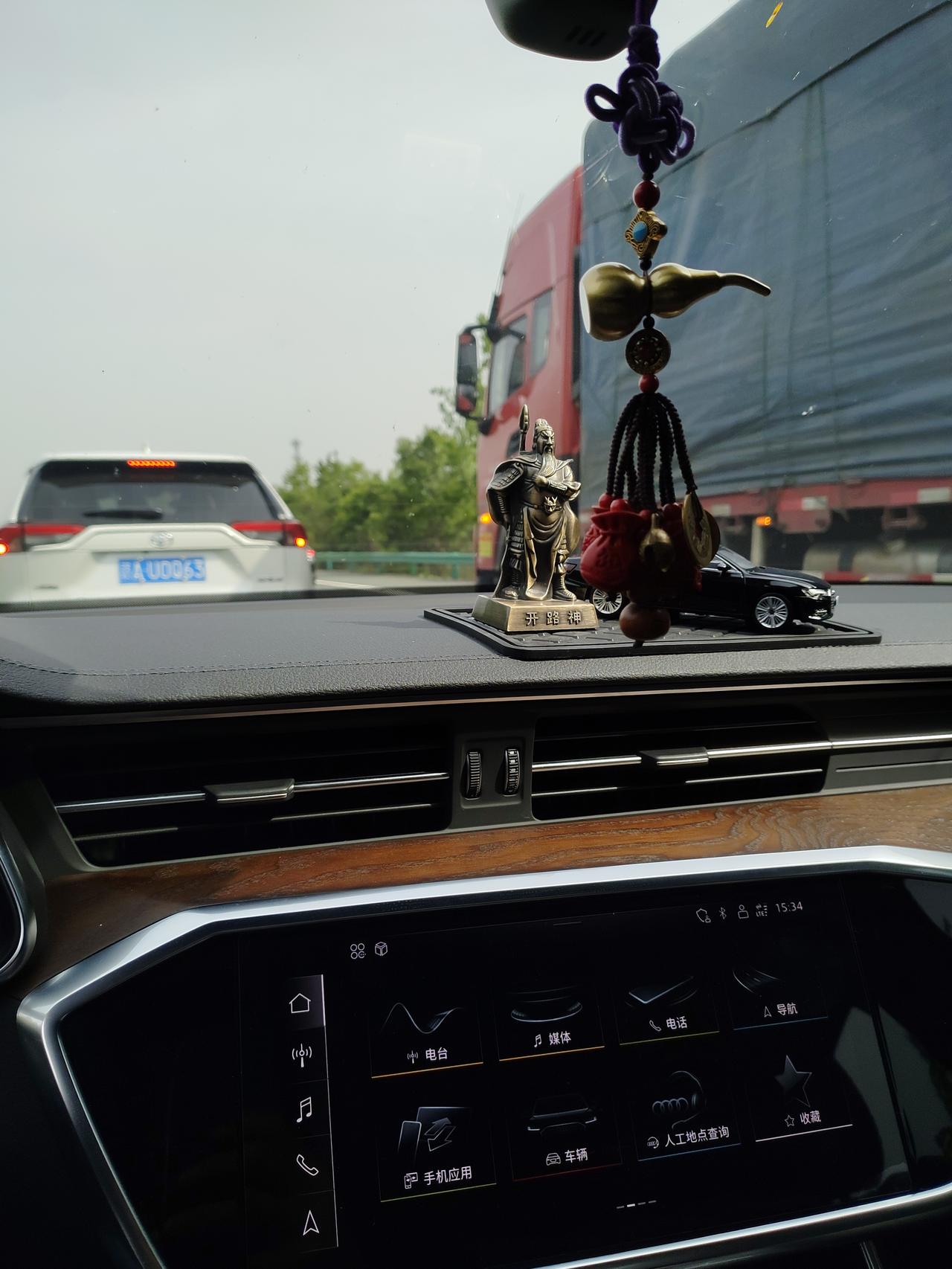 奥迪A6L 提车11天，45两驱动感，加了360，岑木，座椅加热，电尾，全款上路420800，也不知道是不是贵了，开了1