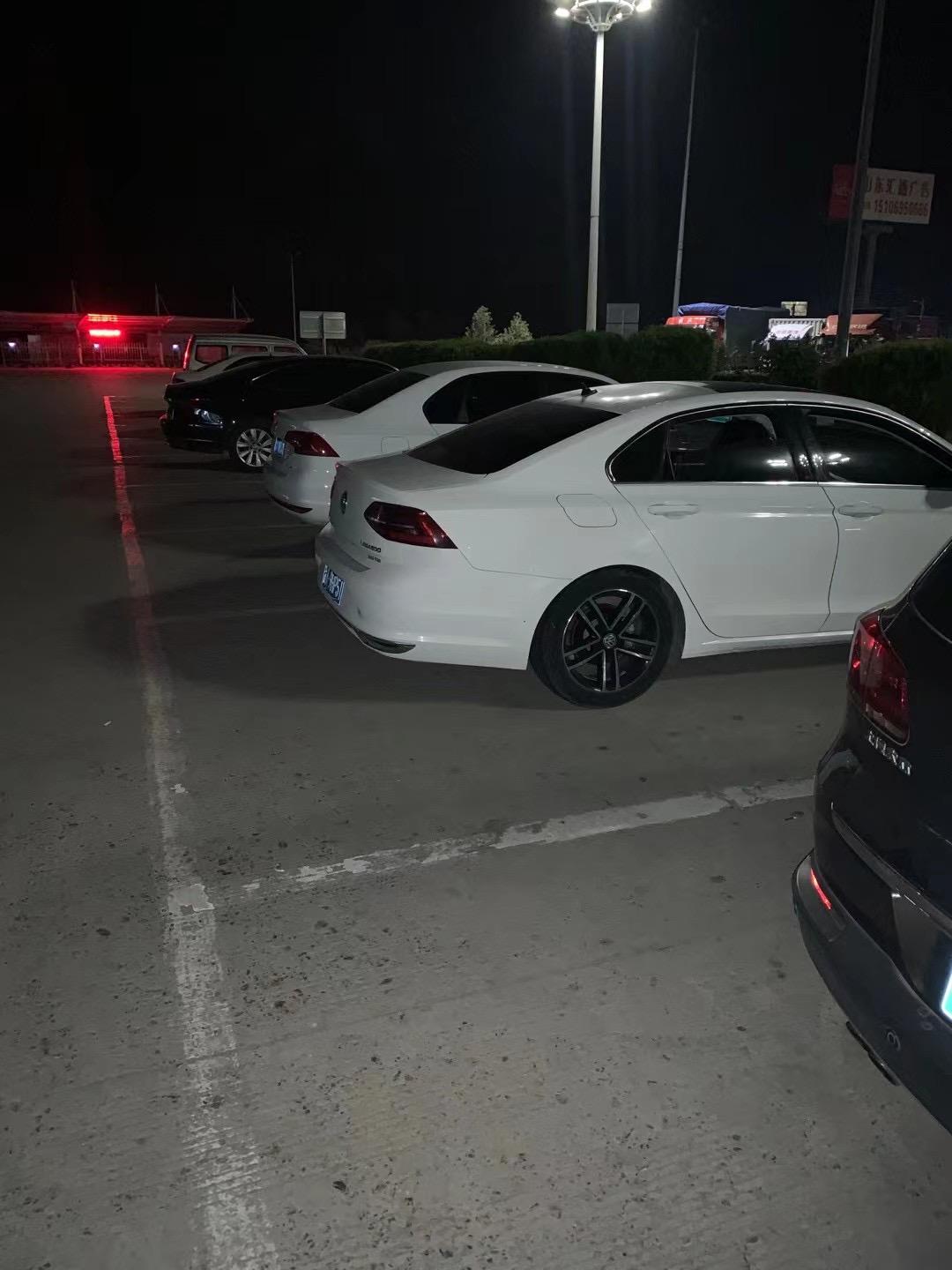 请教万能的车友圈，小弟买了图一这款宝来好几年了，（原车16寸205/55R16）由于审美疲劳了想换图二凌渡的这款轮毂，但