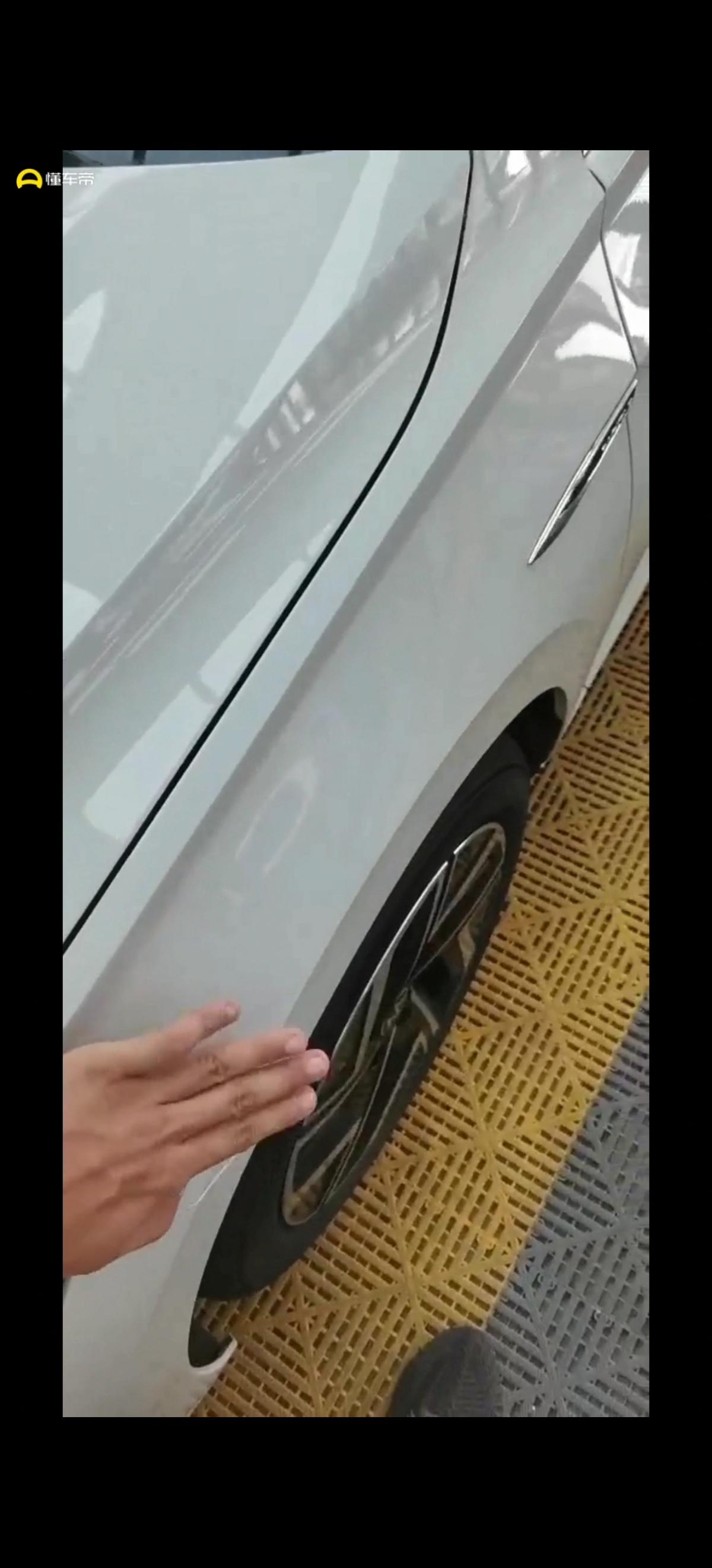 问一下你们的速腾引擎盖两侧会发烫吗，我的才开几分钟烫得很，问一下什么情况