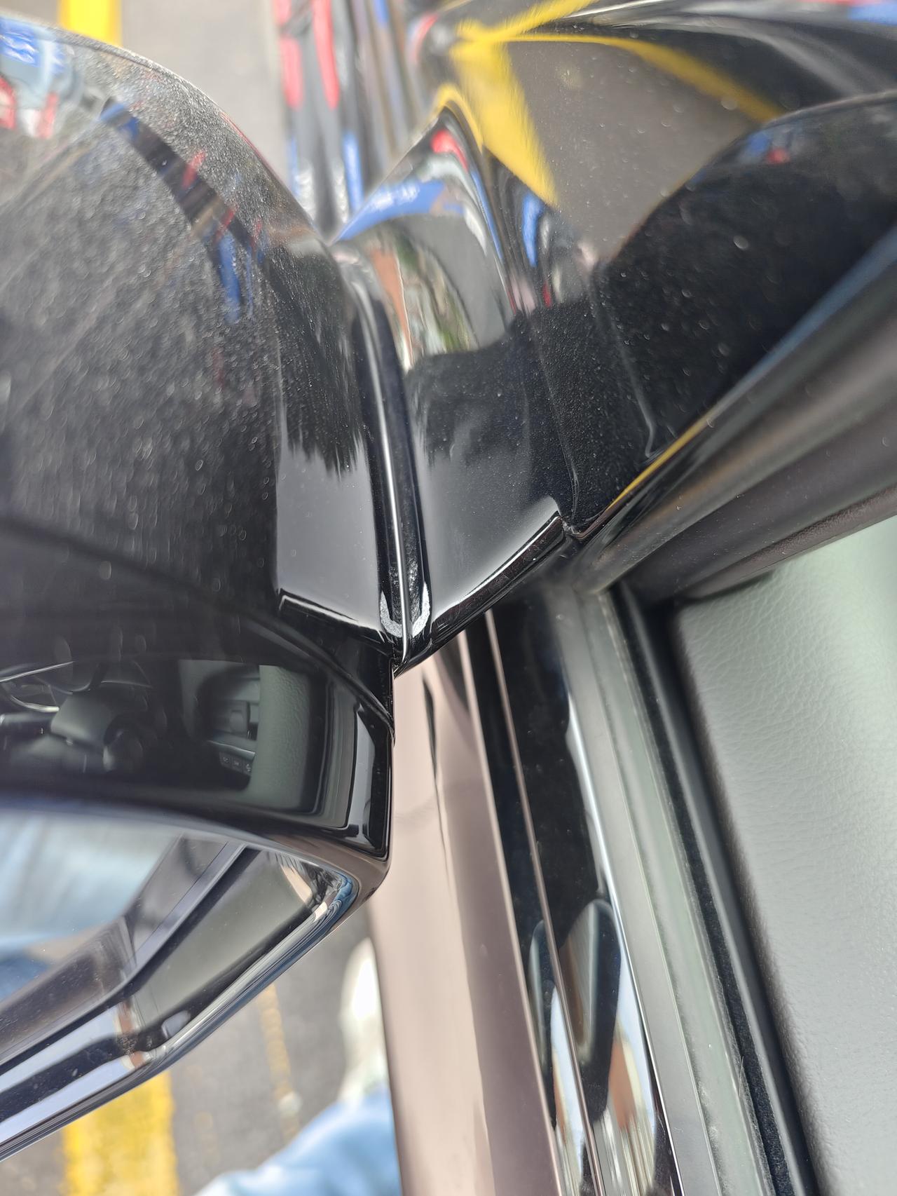 凯迪拉克CT5 提车两周，跑了不到150km，偶然间发现后视镜磨损掉漆，这可是自动折叠的不存在人为因素，我的新车，心情像