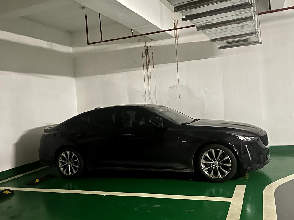 凯迪拉克CT5 因为家里老婆不喜欢 想把CT5卖掉  2021年3月上牌 （东莞牌）CT5领先运动 目前跑了33000公