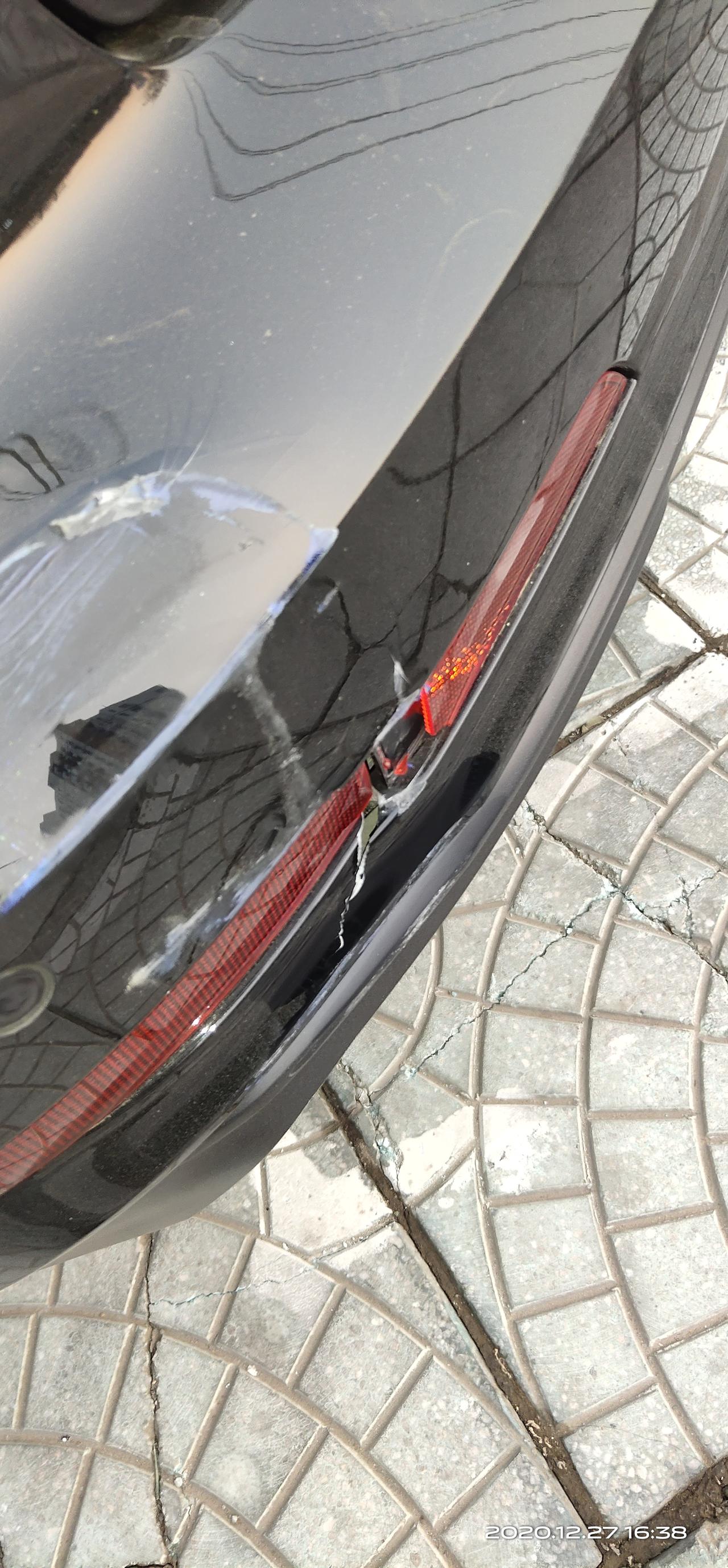 奥迪A6L 今天开车时走思来着注意力不集中，不后杠给撞了一下，这样4S店换新的得多少钱（不走保险的前提），走的话又多少钱