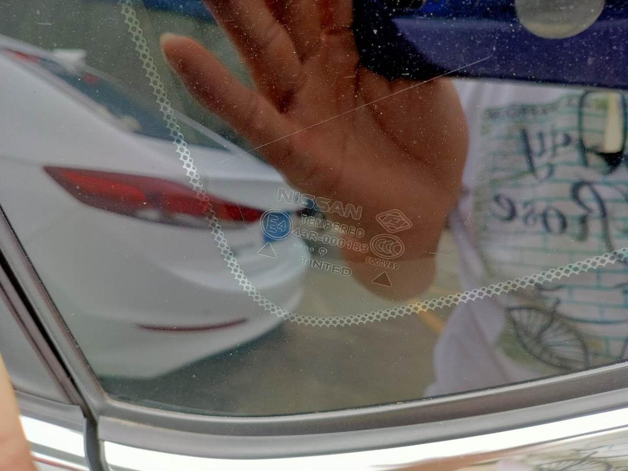 日产轩逸 这车玻璃怎么认那年几月生产的，谢谢