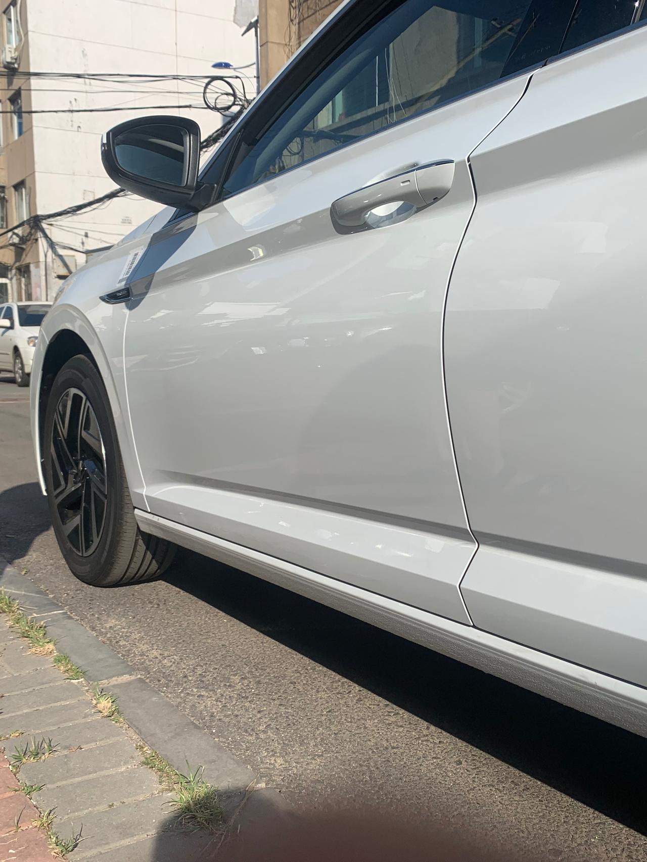 大众速腾 提车2个月，23款1.4T超越，今天仔细看了一下门把手内侧，看样子好像里面有氛围灯，不知道有没有弄过的朋友。