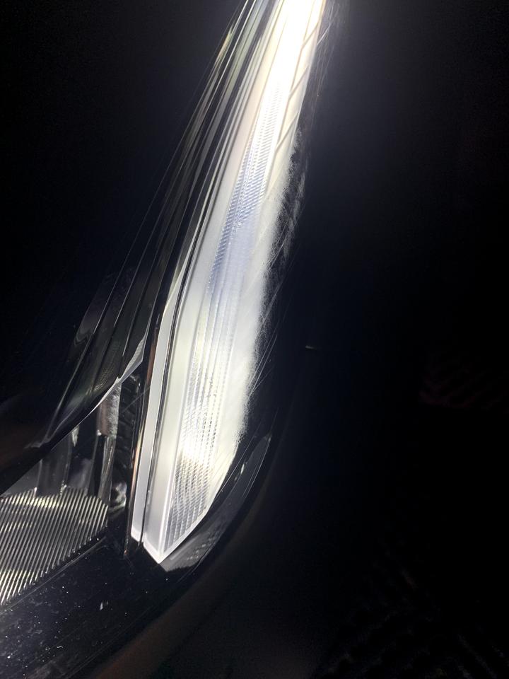凯迪拉克CT5 洗车突然发现一侧大灯内侧有轻微水雾，这算正常吗？