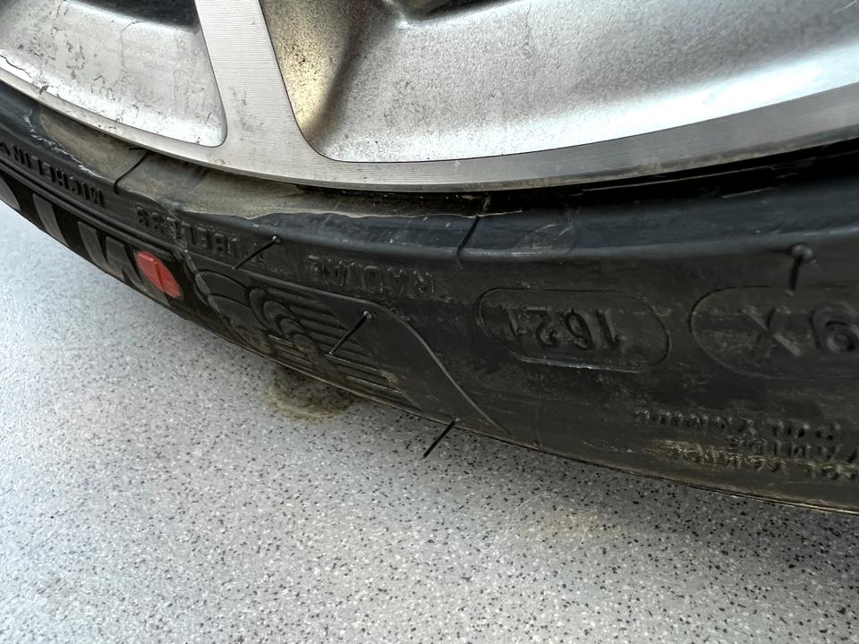 凯迪拉克CT5 今天从4S店提的车，CT5 21款尊贵19轮毂的，新车表数21公里，但是发现轮胎磨损严重，我怀疑他们把我