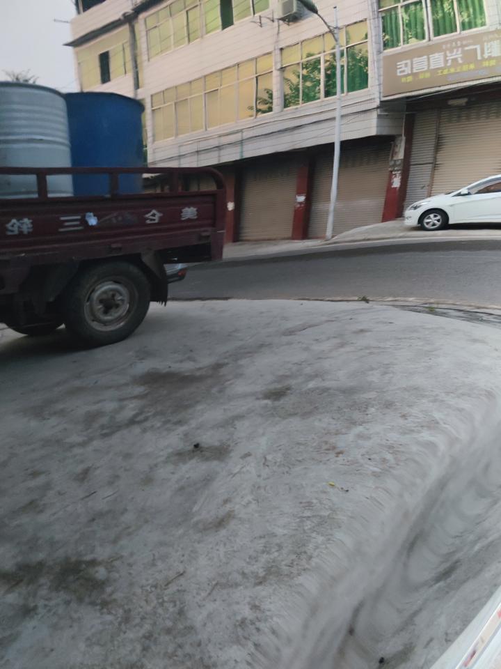 吉利星越L 两驱尊贵黑色，车顶和机盖摸起来就是磨砂质感的，车门就是光滑的。      提车一个月，最近成都温度很高车子一