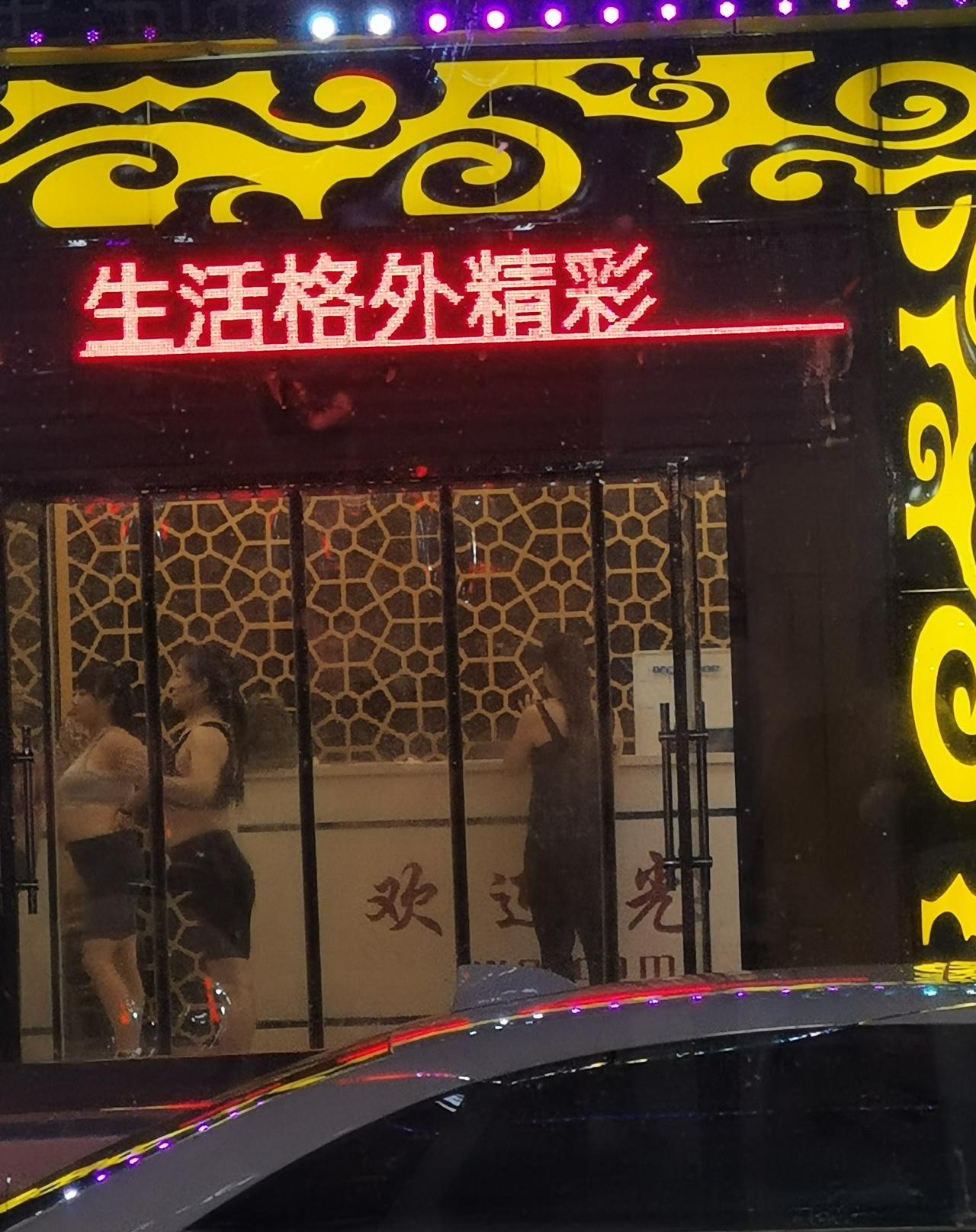 凯迪拉克CT5 车友们贴了车衣不？有必要加装氛围灯不？