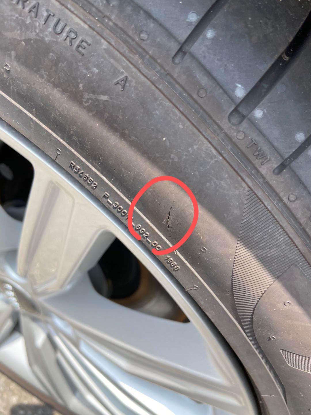 奥迪A6L 提新车遇到糟心事，怎么办？今天去提车，a6，发现轮胎这里有个划痕，该怎么办？1.换原厂轮胎送保养2.换车等一