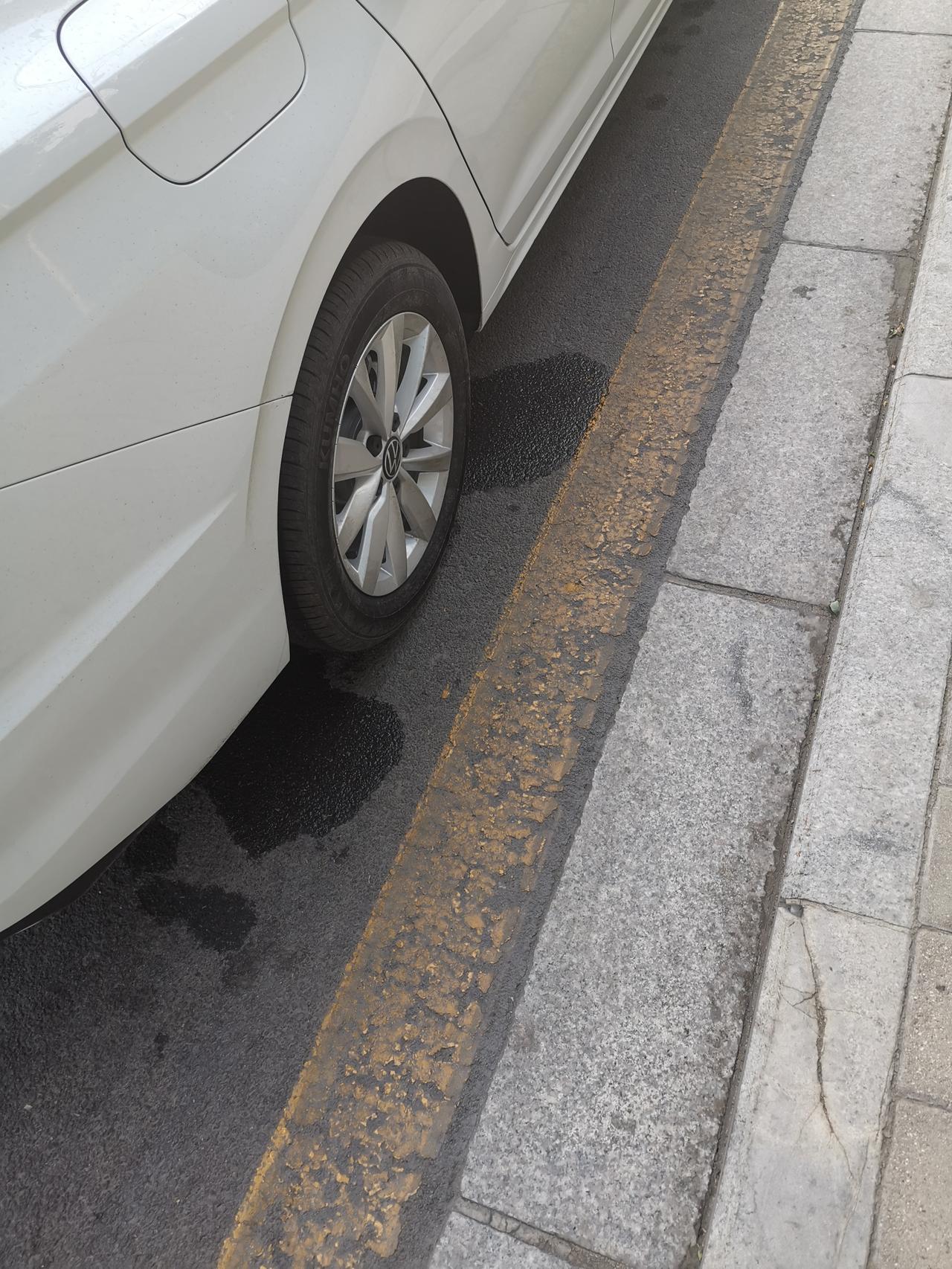大众宝来 新车刚刚开了一会儿停下，后车轱辘刮泥板前后滴水，是开空调的原因吗？