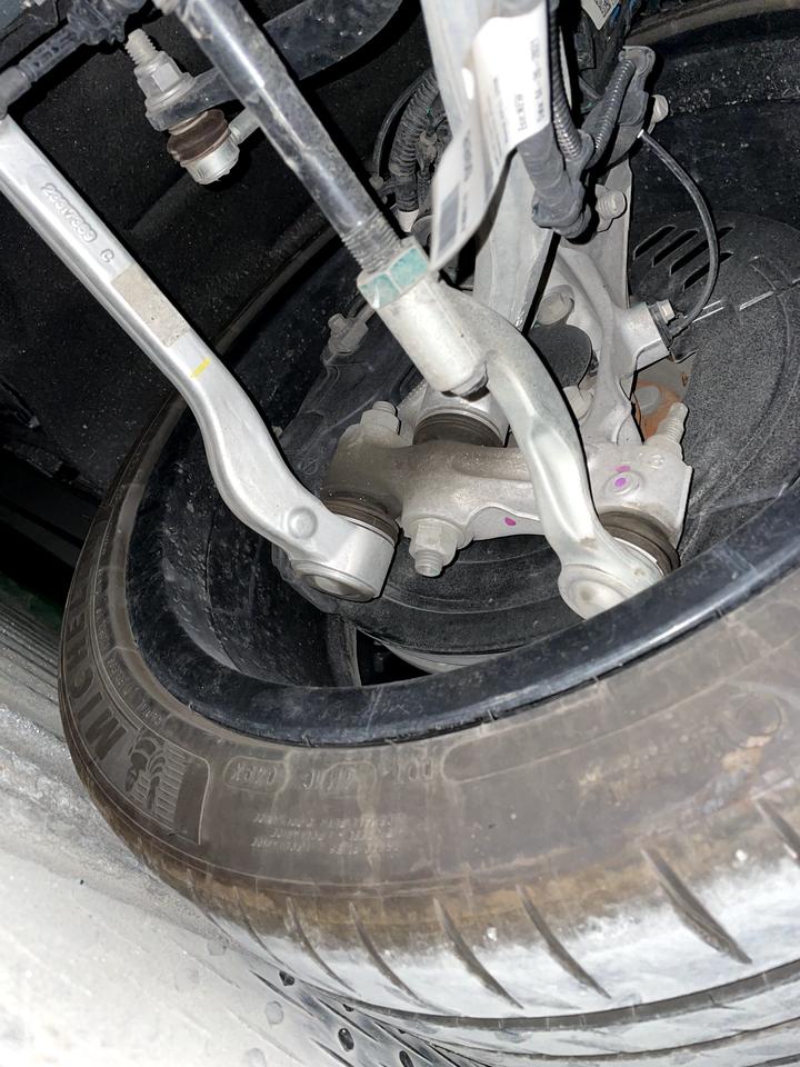 凯迪拉克CT5 我这球头是不是漏油啊第一张照片是提车3个月，后面两张是最近拍的，距提车9个月
