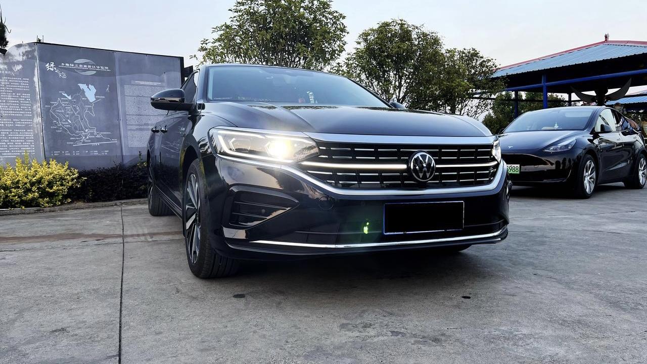 请问各位尊贵的帕萨特车主2022款帕萨特330豪华满配20.25落地贵吗？办四年分期，贷12w，年利率3.94，四年利息