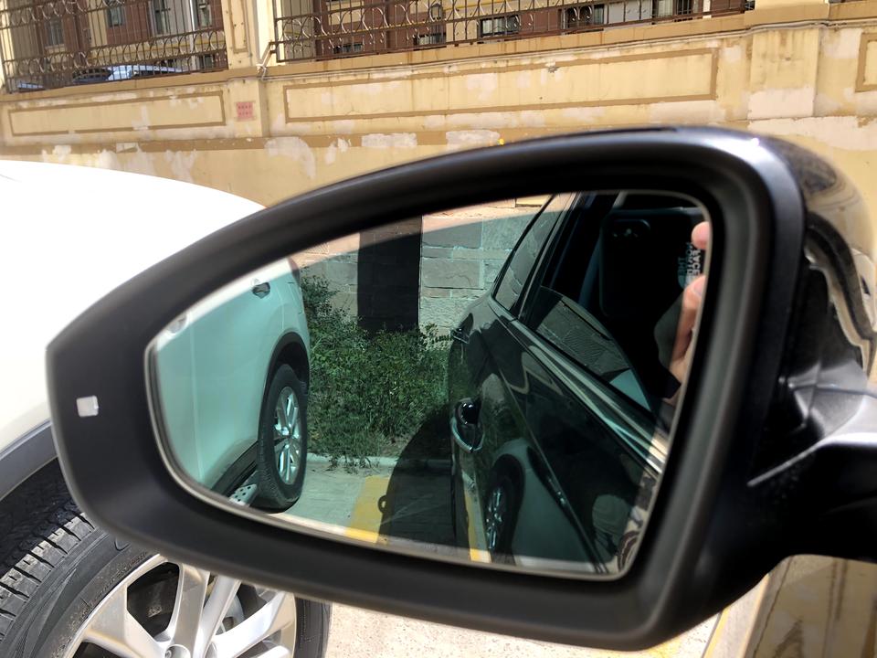 各位老铁，有谁知道这个是什么情况，帕萨特左侧后视镜怎么变成了墨绿色，右侧是好的，车是停在户外的，这种情况正常吗