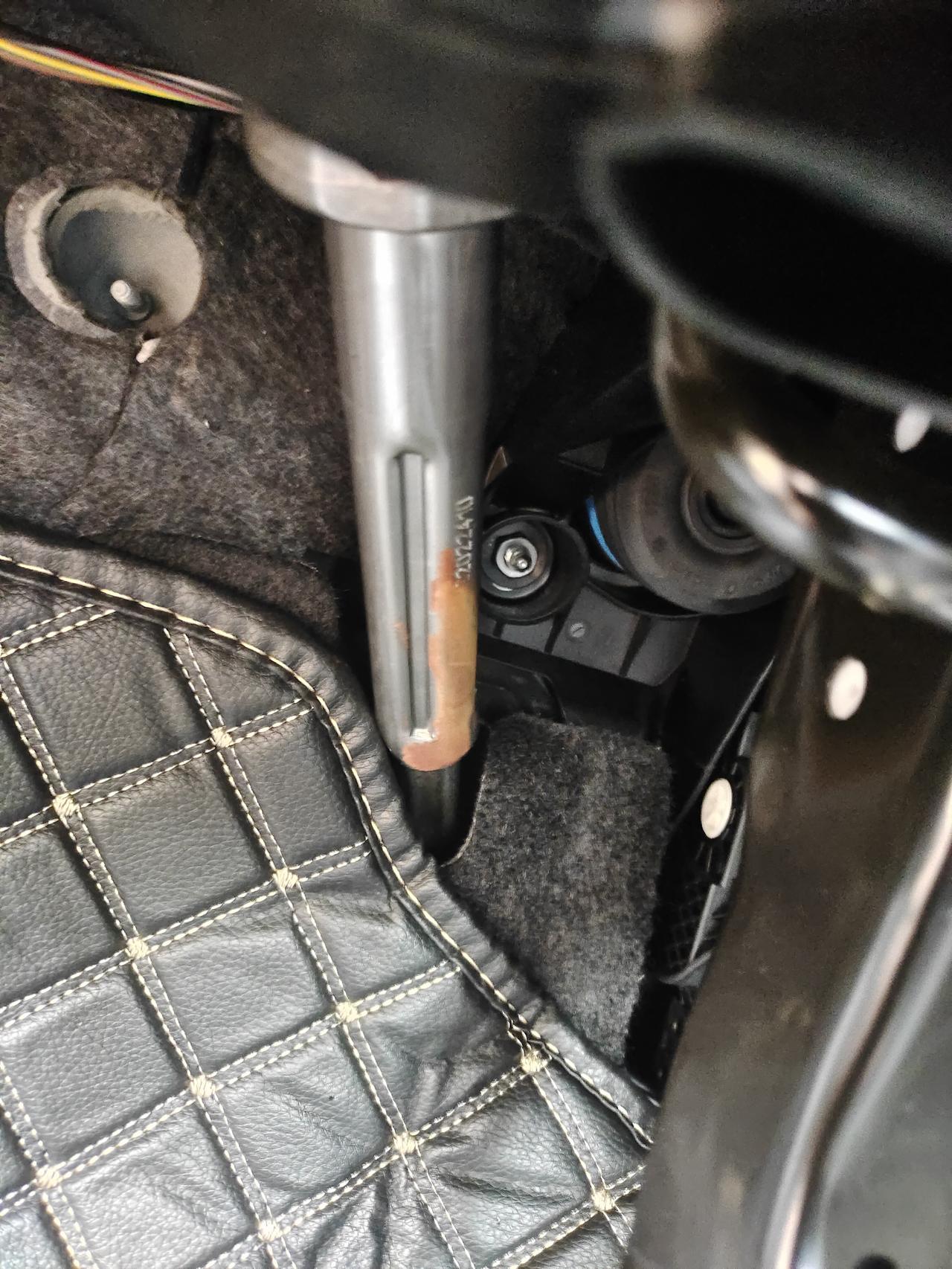 6月26号提的大众速腾新车，7月5号装脚垫发现转向柱生锈，这种情况该怎么