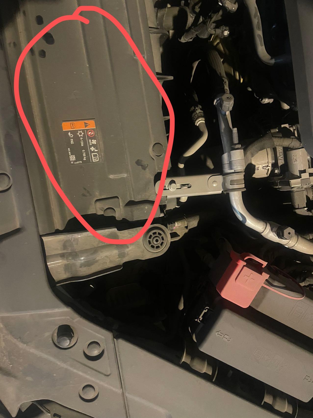 凯迪拉克CT5 为什么每次停下车，车发动机那块有股烧糊的味道，不用打开机盖，从外面中网就可以闻到，大概这个位置