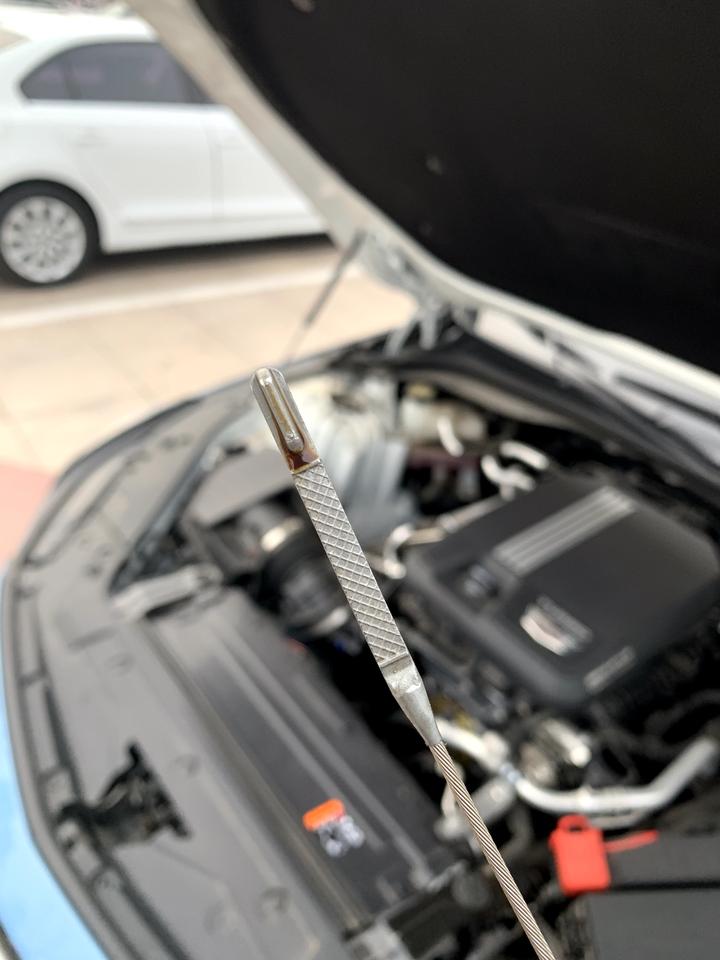凯迪拉克CT5 21年4月份得车，跑了1万公里不到，这个机油位正常吗？是不是烧机油？？？