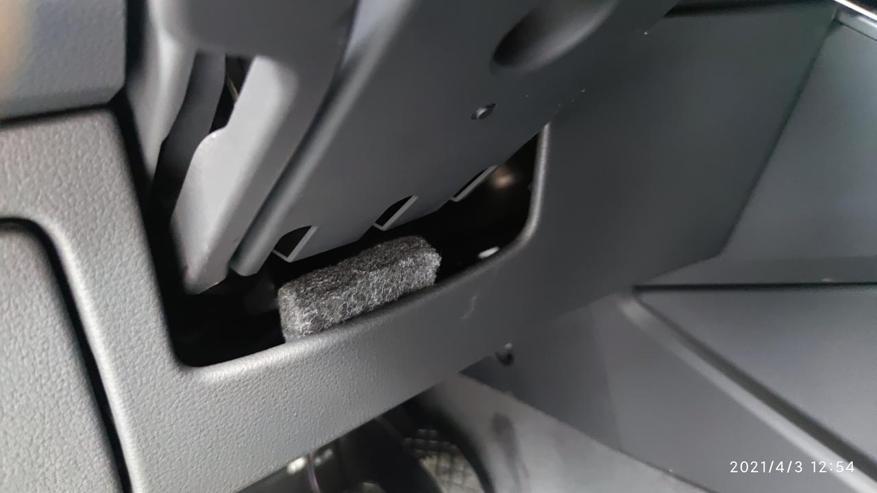 奥迪A6L 你们方向盘底下也有这块海绵吗？感觉怪怪的