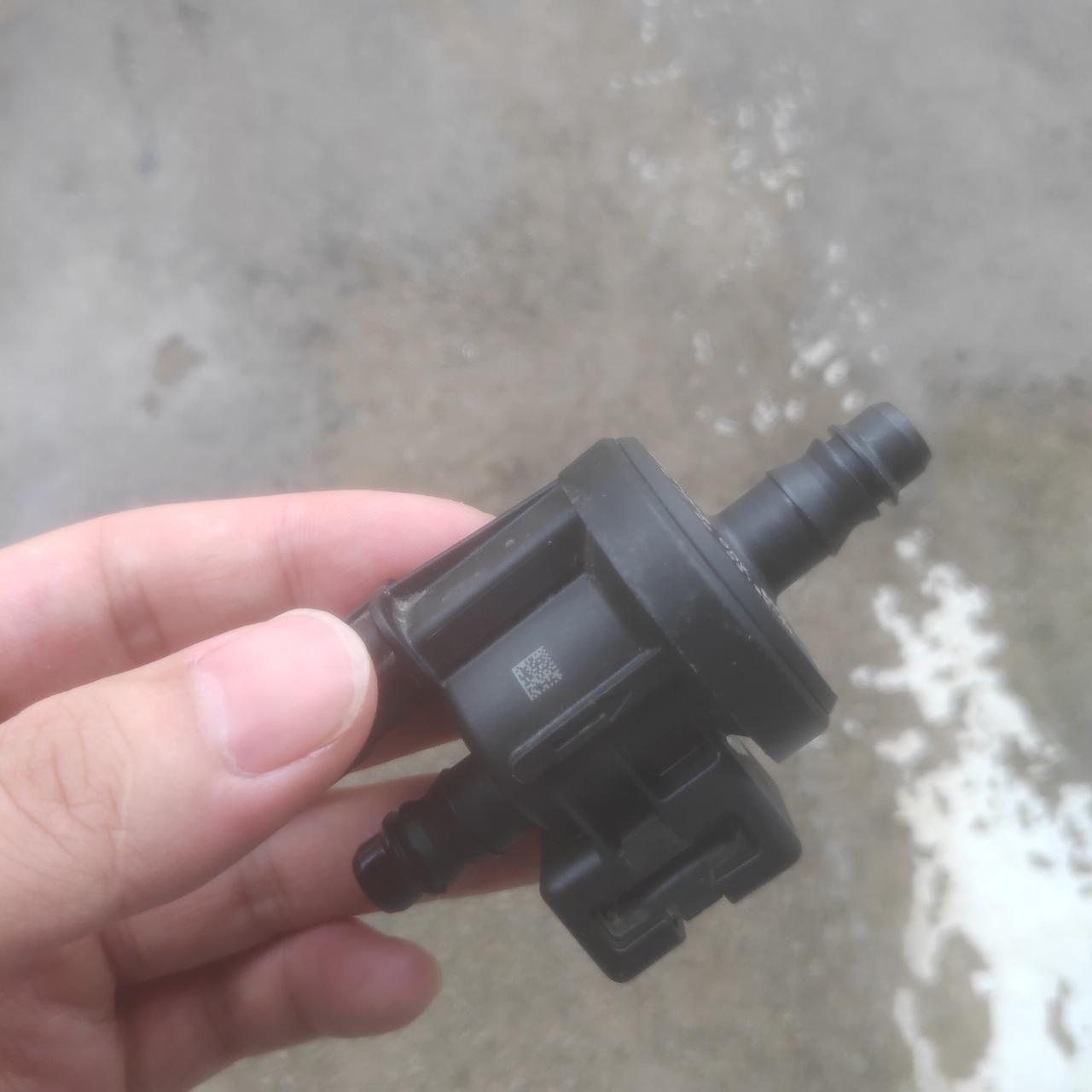 吉利星瑞 之前4S一直打电话叫我去检查的原因知道了。因为没时间所以一直没去，他们竟然大老远跑过来。换了这两个东西。问了他
