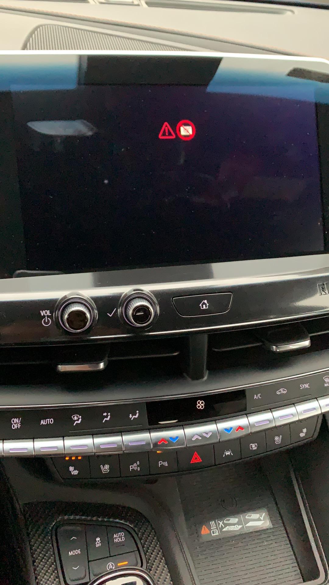 凯迪拉克CT5 挂入倒挡显示屏就这样了！郁闷！