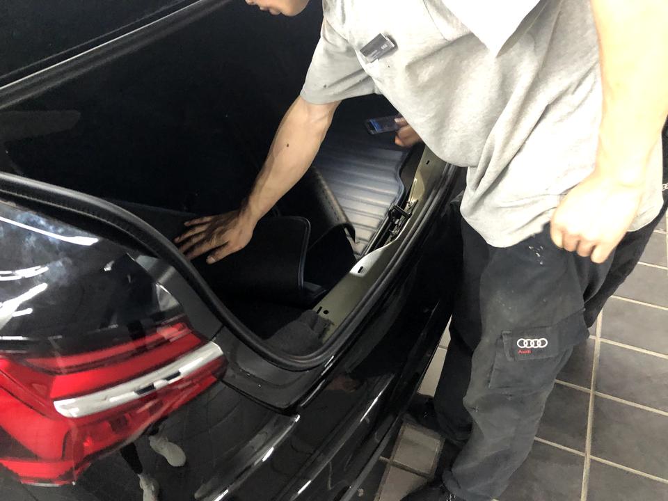 奥迪A6L 【2019款A6L40TFSI】今年9月提车，到现在不满一个月，提车当天晚上就发现后备箱不能自动弹开（非电尾