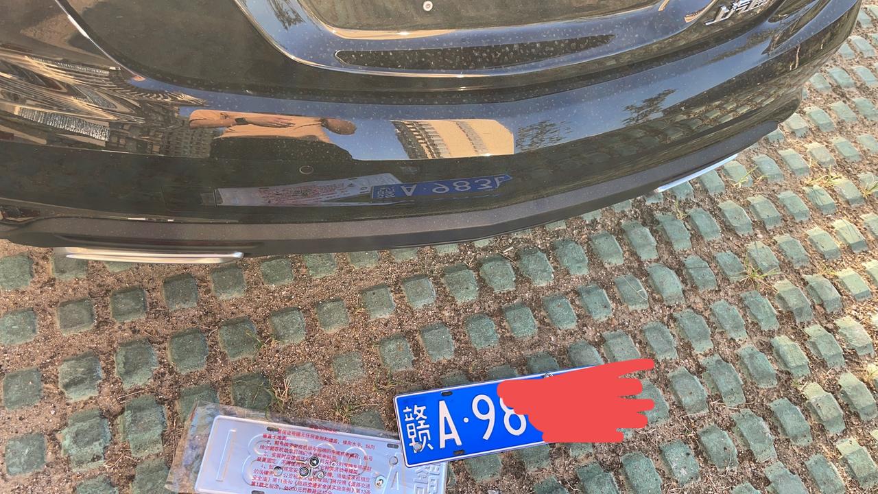 凯迪拉克CT5 刚提的新车，今天牌子到了，发现车管所少寄给我了一套螺母，怎么办？有没有遇到过这种情况的？