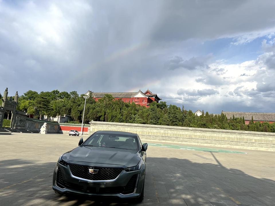 凯迪拉克CT5 ct5豪华标准，裸车24.4保险7000购置税减半10800杂七杂八的加起来26个多，兄弟们可以不