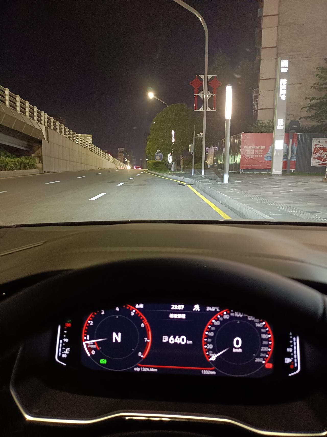 6月份提的22款速腾，停车挂N挡，或者挂p挡，然后踩刹车变速箱档杆处传来\