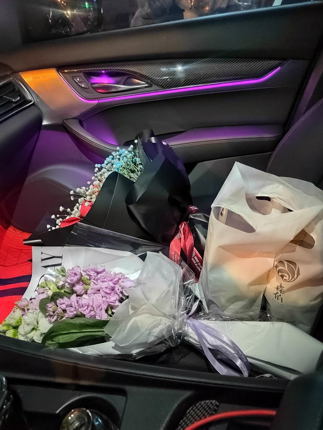 凯迪拉克CT5 铂金版，4s装的64氛围灯，怎么换颜色啊？当时有点忙装好问都没问直接就走了，离4s店又比较远？？？有明白