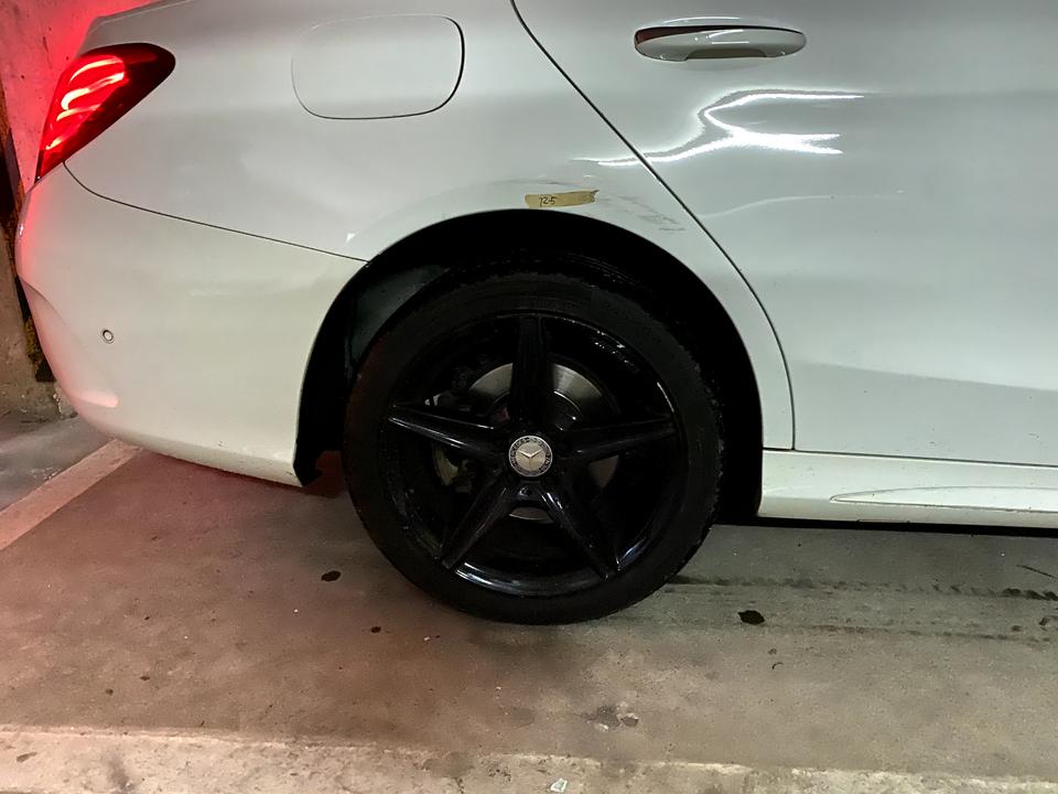 奔驰C级 左前气压避震有问题 显示车身过低 立刻停车 所以暂时长期升到最高 如果换一条原厂的要一万 而且换了其他几条也是