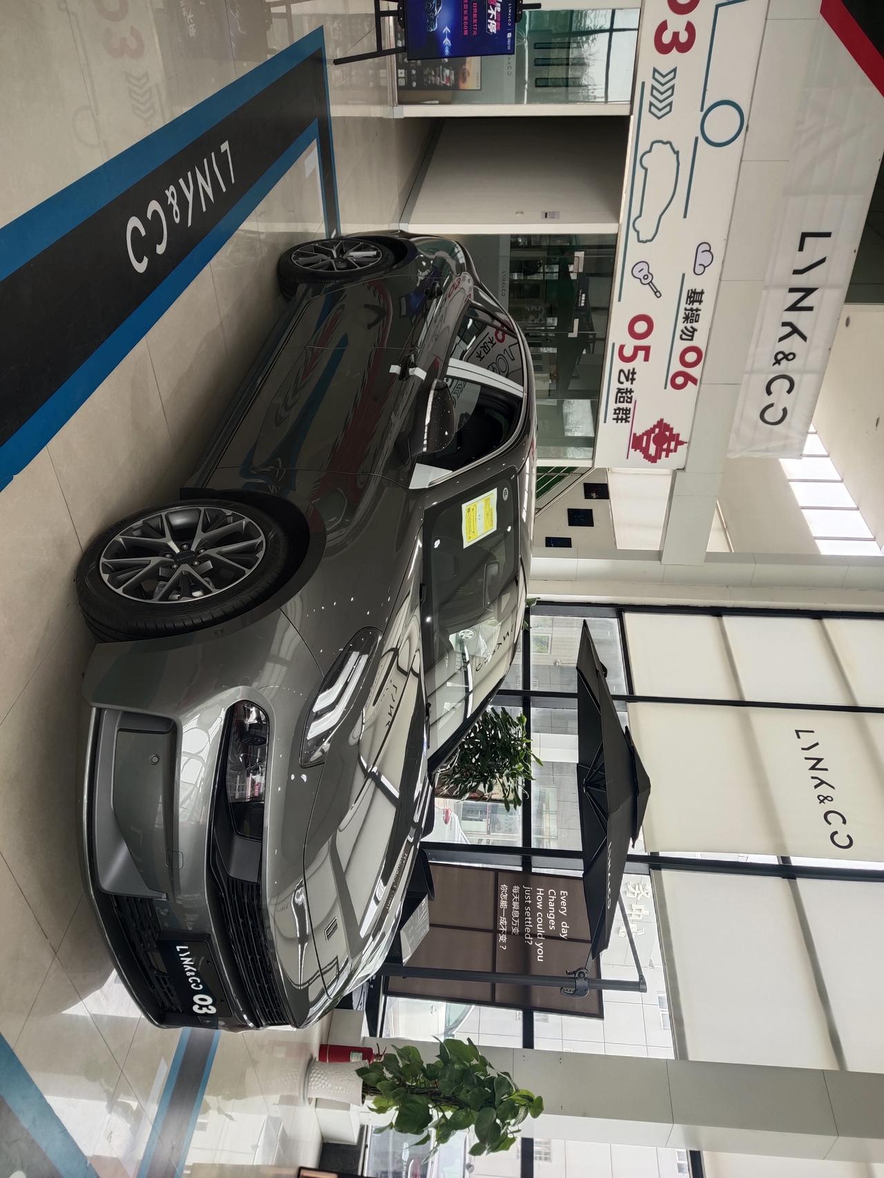 领克03 上个周刷到这款车，今天去4s店看了实物，完全爱上了。但是听说要改版？然后就担心现在买了之后，新版出了要是更好看